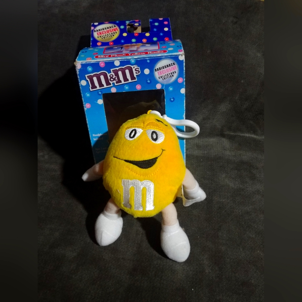 Am FM M&M radio yellow